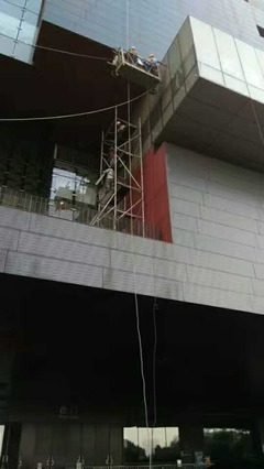 东莞横沥镇幕墙玻璃打胶加固与吊篮出租服务解析